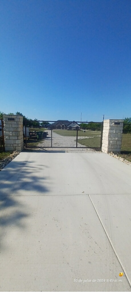 Stone column ranch entry gate built by Affordable Fencing near Decatur, TX